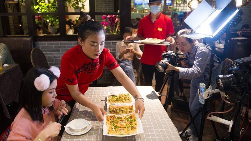 不搞“饥饿”营销，现在流行“吃饱”营销