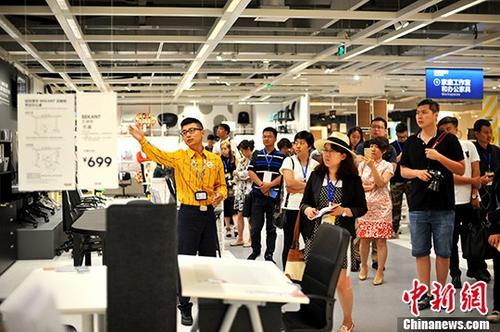 7月3日，瑞典家具巨头宜家的哈尔滨商场举行了“媒体率先体验日”，这也是这个覆盖全球的家居品牌在中国的第23家商场于6日开业前的预热活动。据了解，宜家哈尔滨商场是该品牌进驻中国后最北的宜家商场，随着中国不断出台的振兴东北老工业基地相关政策，东北地区的经济开始逐渐回暖，这也是宜家家居选择哈尔滨作为中国第23家商场的“落子点”的重要因素。图为各个媒体代表在店内参观。 中新社记者 王舒 摄