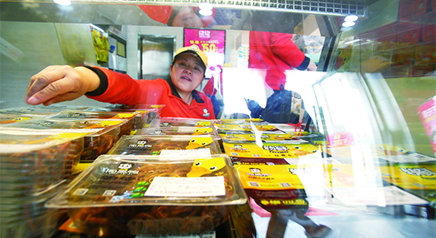 鸭脖双雄争霸：周黑鸭的滑铁卢，绝味食品转向高端