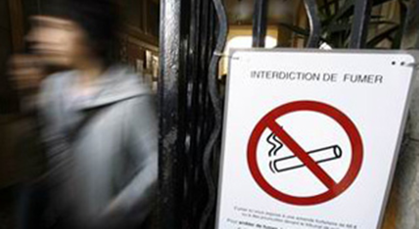 公共场所的吸烟室打起烟草广告，引发烟民和控烟人士大讨论