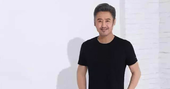 吴秀波户外广告被人涂鸦，丑闻之后代言产品或遭抵制