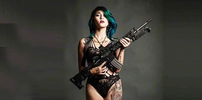 乌克兰军官发性感征兵广告惹众怒，广告中女子半裸手持武器