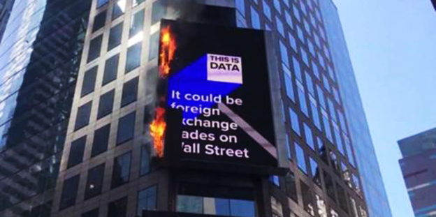  纽约广告牌起火消防出动，围观群众没人救火忙发推