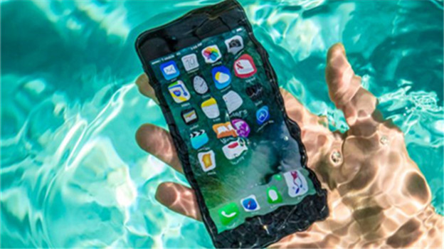 iPhone涉嫌虚假广告：不能带去游泳的手机，到底算不算“防水”