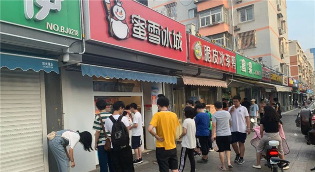 年轻人花上千亿买奶茶，茶饮加盟店却“十店九亏”