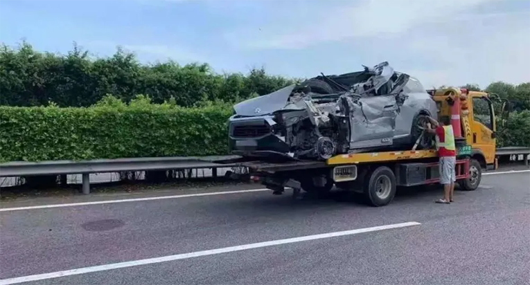 还原蔚来沈海高速事故，疑因“未能识别前方道路施工车”再酿