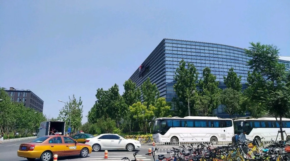 互联网年终总结内卷：全员培训PPT，述职到半夜，领导睡着了