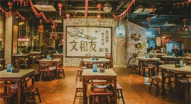 曾排队7万桌如今裁员撤场：“餐饮界迪士尼”为何卖不动情怀？