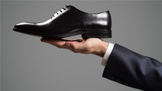 红蜻蜓缩着翅膀起飞