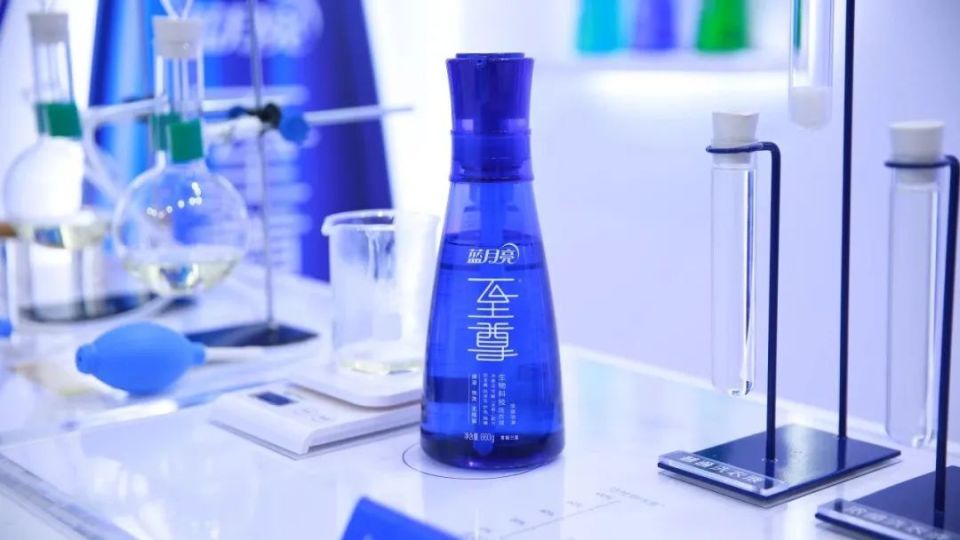 三年暴跌千亿，蓝月亮拿什么来自救？